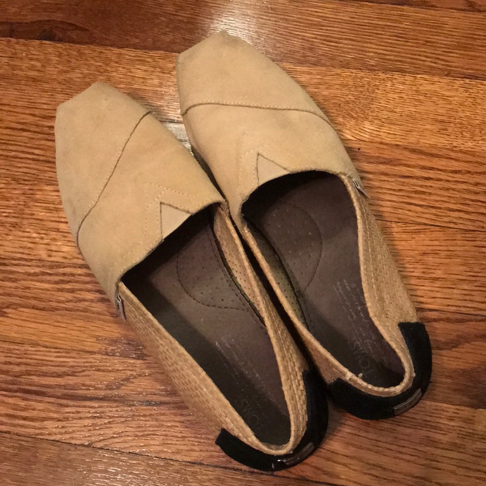 Black and Tan TOMS